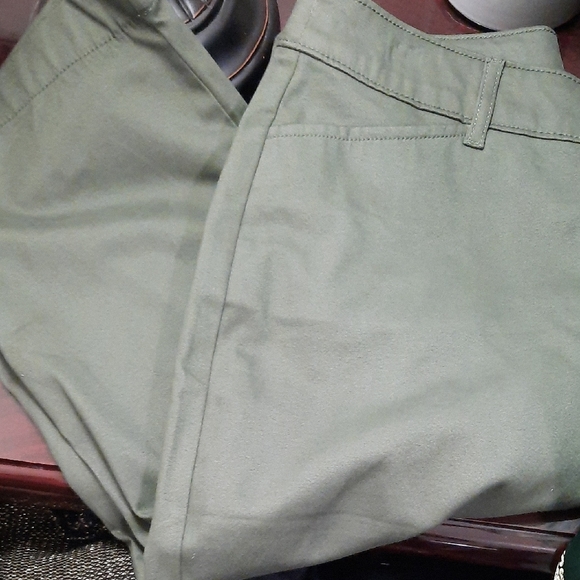 St. John's Bay Olive Green Capri Pants - Picture 7 of 7